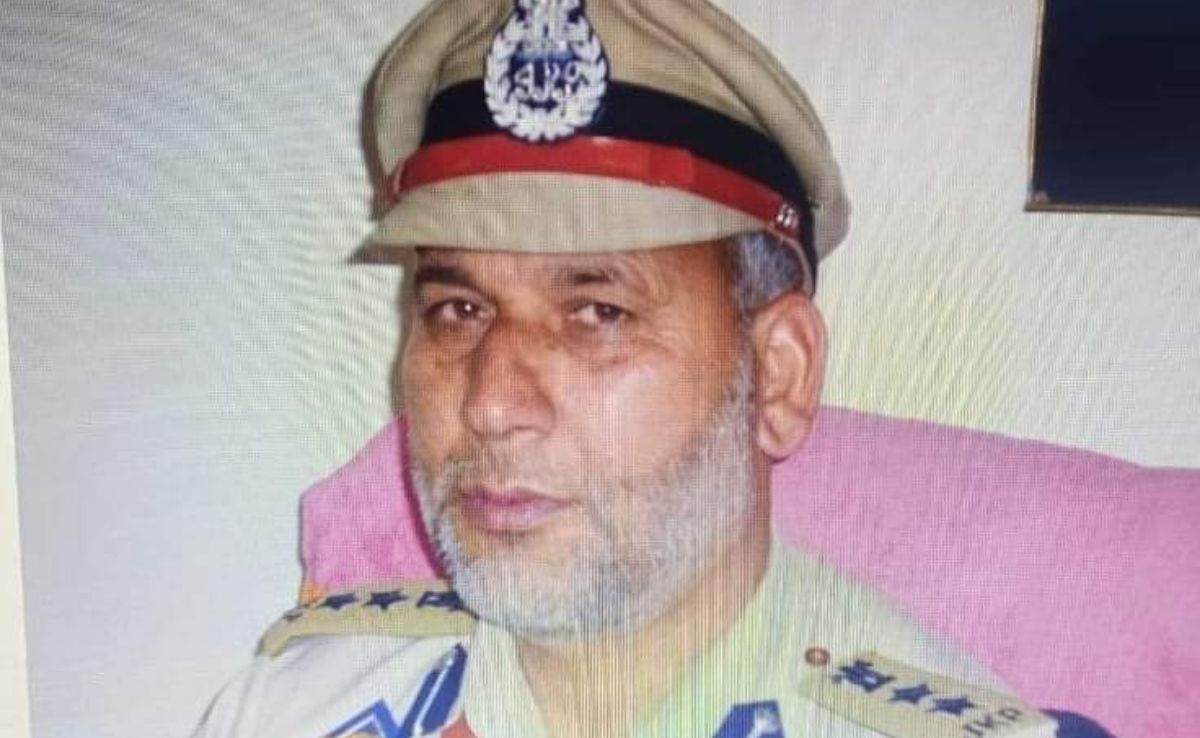 जम्मू-कश्मीर में मस्जिद में नमाज के दौरान पूर्व पुलिस अधिकारी पर गोलीबारी, निधन